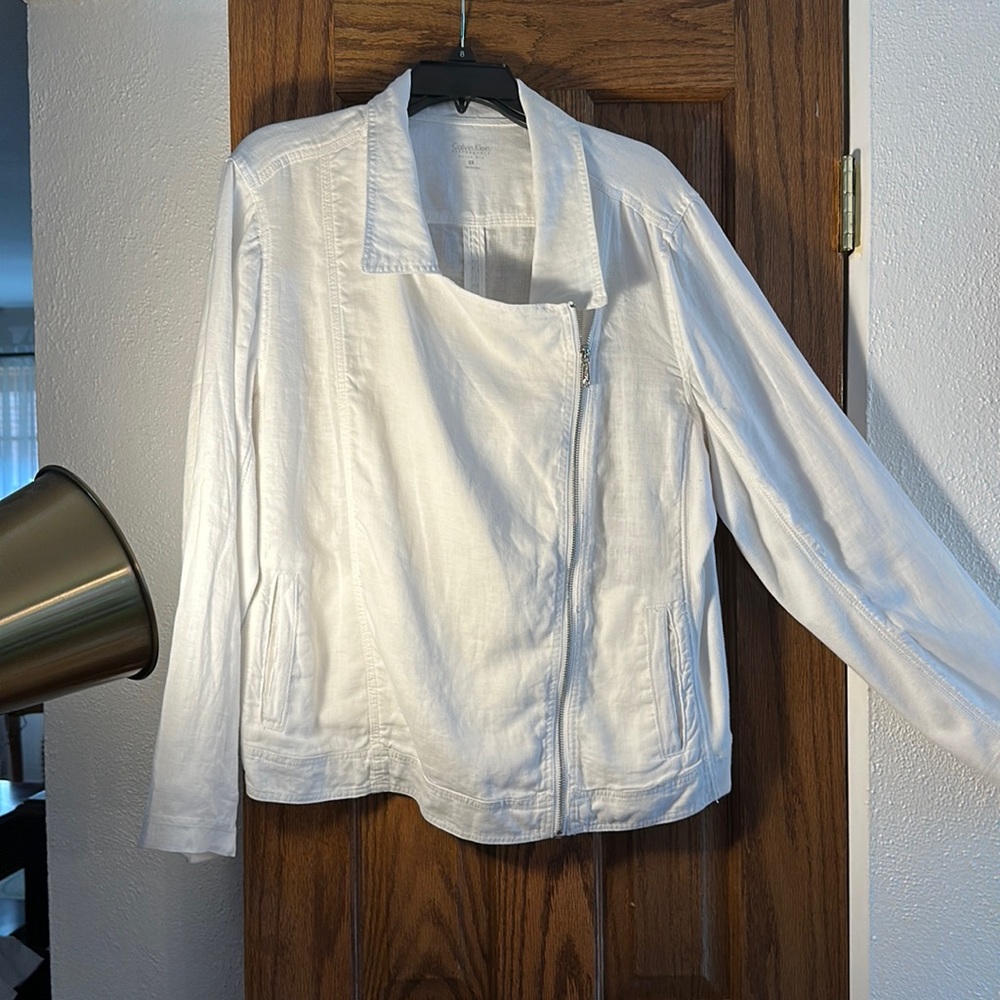 White Calvin Klein Jacket 🥳🤩🐝